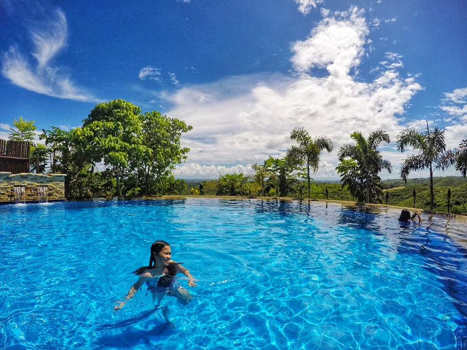 Ibabaw Mountain Resort Swimming Pool, Liloan | Photo by Mark Teach
