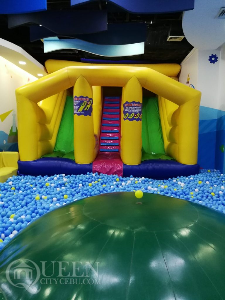 kidzoona swimball pool with balloon slide