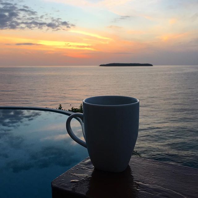 I'll have a cup of coffee with a side of this be-gorgeous view! // Photo by @jaeheeleee (IG)