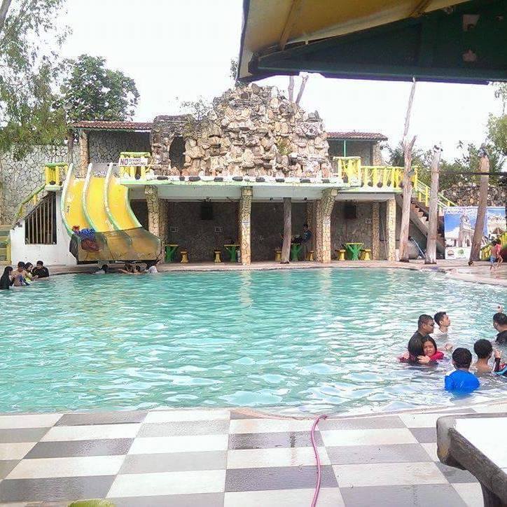 Cool Off At The Aqua Cainta Resort In Talisay City Cebu